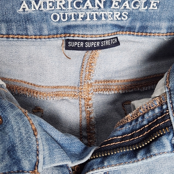 American Eagle Midi Jean Short Sz 2 Light Wash Blue Distressed Super Stretch - Picture 3 of 7